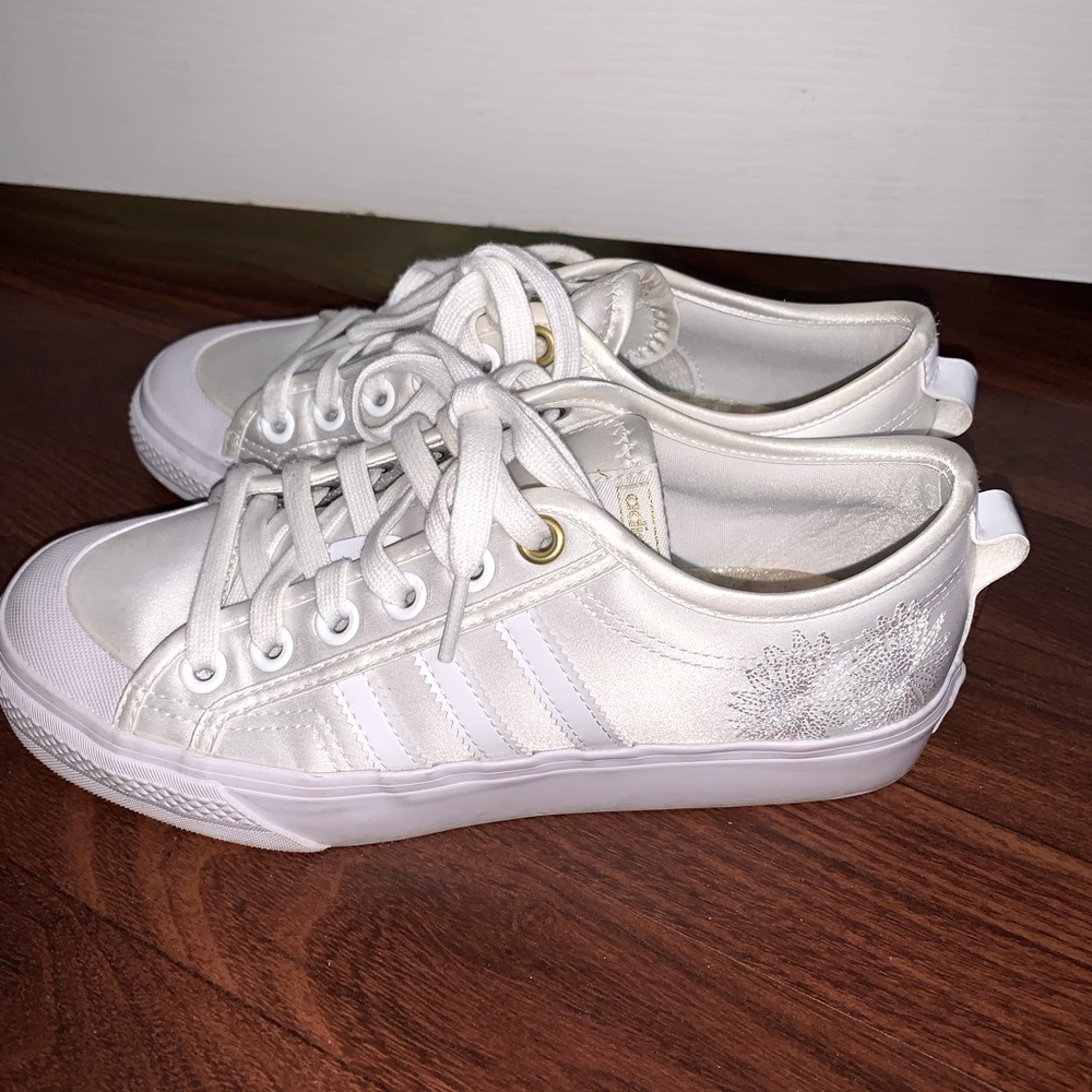 White Adidas sneakers, size 6.5